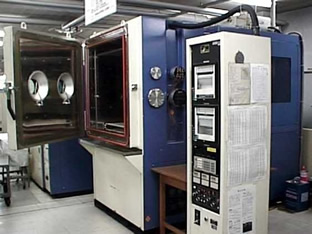 温度・複合減圧試験設備の温度高度試験槽外観